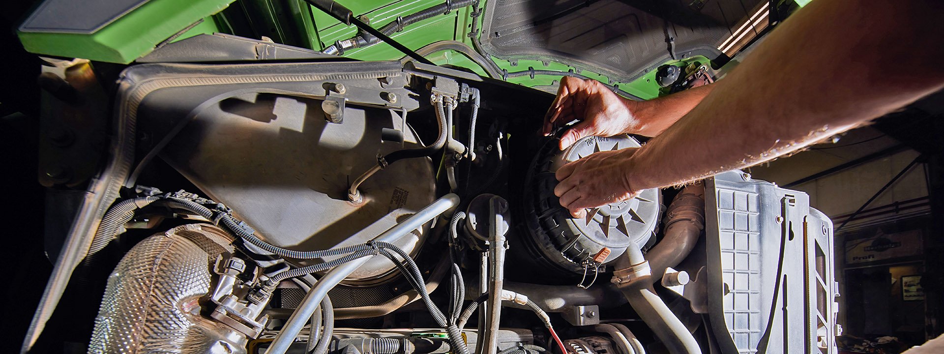 Mechaniker repariert eine moderne Landmaschine in der Werkstatt