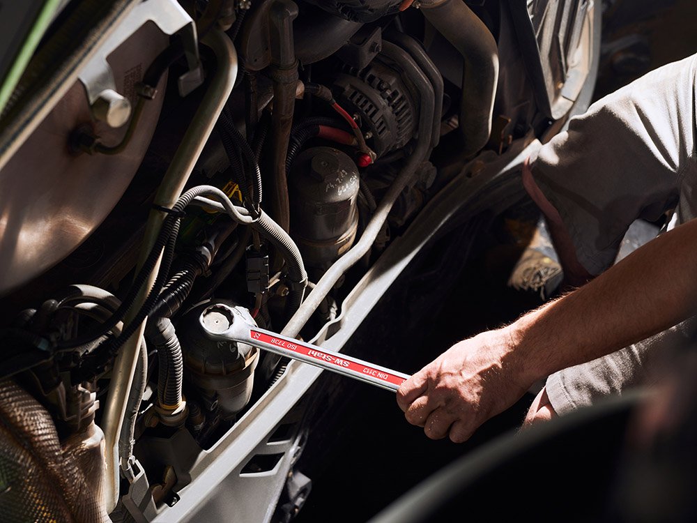 Mechaniker f&uuml;hrt Reparaturarbeiten an einer modernen Landmaschine durch
