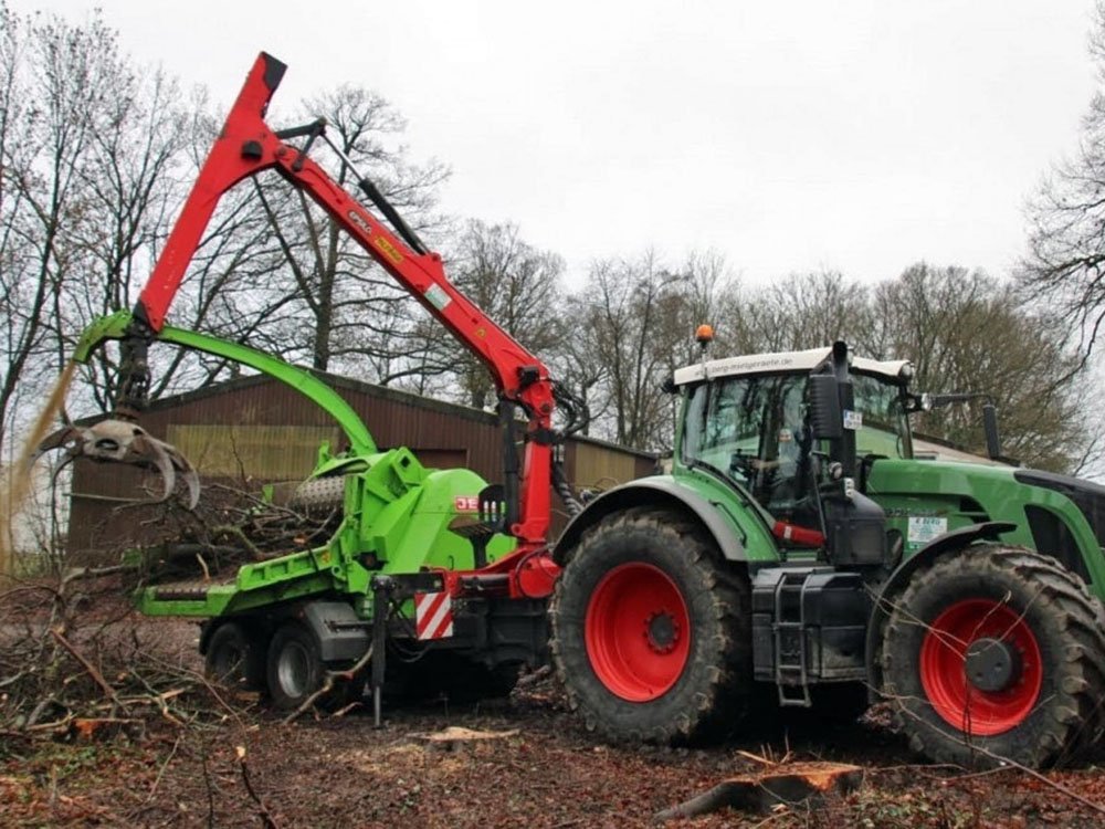 Traktor mit Holzh&auml;cksler bei Forst- und H&auml;ckselarbeiten