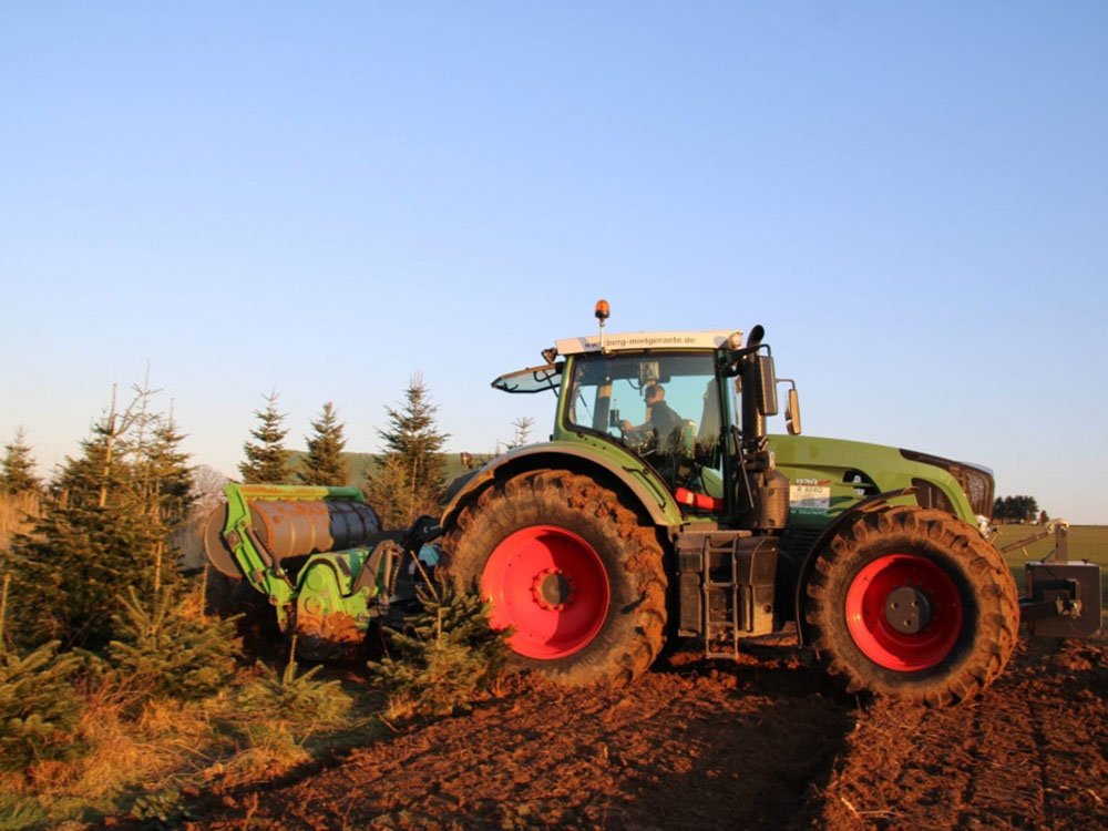 Traktor bei Forst- und Wurzelfr&auml;sen auf einer Forstfl&auml;che